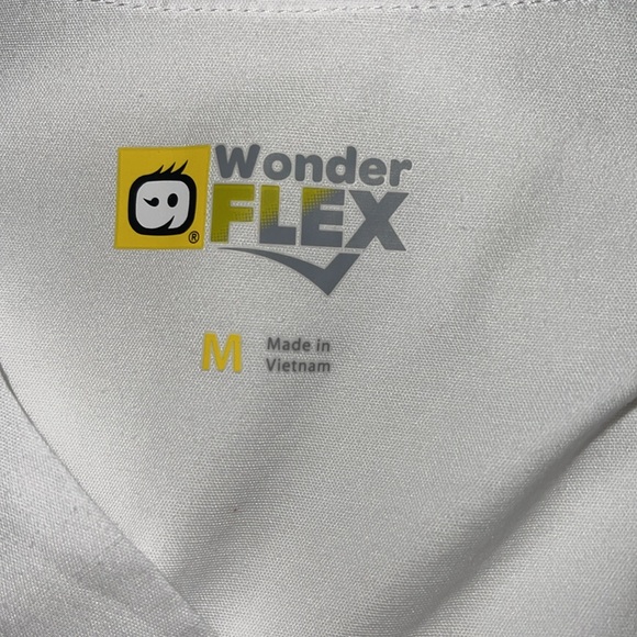 NWOT Women’s size medium WonderWink scrub top - Picture 6 of 7